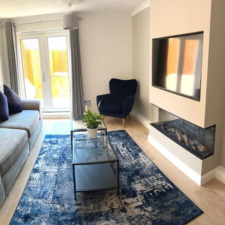 3 Bedroom - 2 Bathroom Townhouse In Corstorphine Near Murrayfield Stadium - Direct Bus To Edinburgh City Centre In 20 Minutes - Two Private Parking Spaces - Private Sunny Garden - Recently Refurbished エクステリア 写真