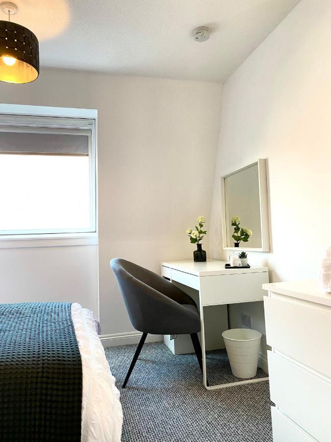 3 Bedroom - 2 Bathroom Townhouse In Corstorphine Near Murrayfield Stadium - Direct Bus To Edinburgh City Centre In 20 Minutes - Two Private Parking Spaces - Private Sunny Garden - Recently Refurbished エクステリア 写真