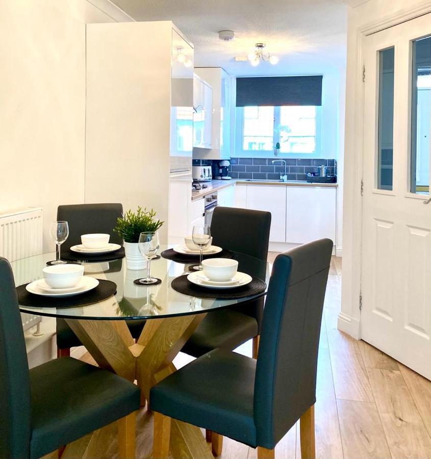 3 Bedroom - 2 Bathroom Townhouse In Corstorphine Near Murrayfield Stadium - Direct Bus To Edinburgh City Centre In 20 Minutes - Two Private Parking Spaces - Private Sunny Garden - Recently Refurbished エクステリア 写真