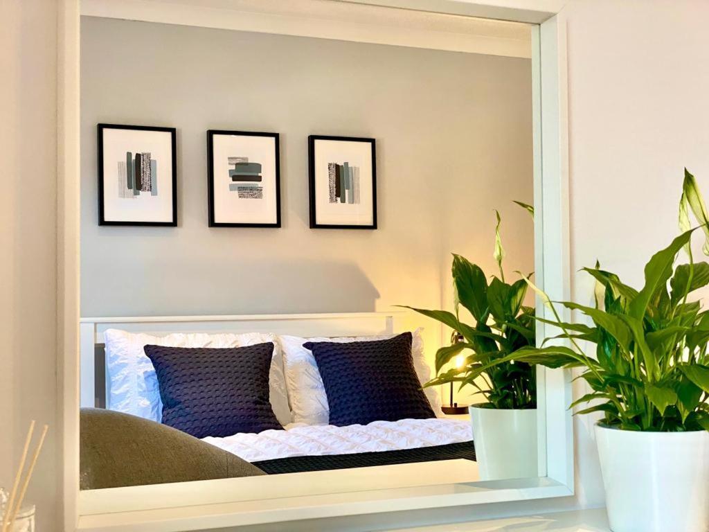 3 Bedroom - 2 Bathroom Townhouse In Corstorphine Near Murrayfield Stadium - Direct Bus To Edinburgh City Centre In 20 Minutes - Two Private Parking Spaces - Private Sunny Garden - Recently Refurbished エクステリア 写真