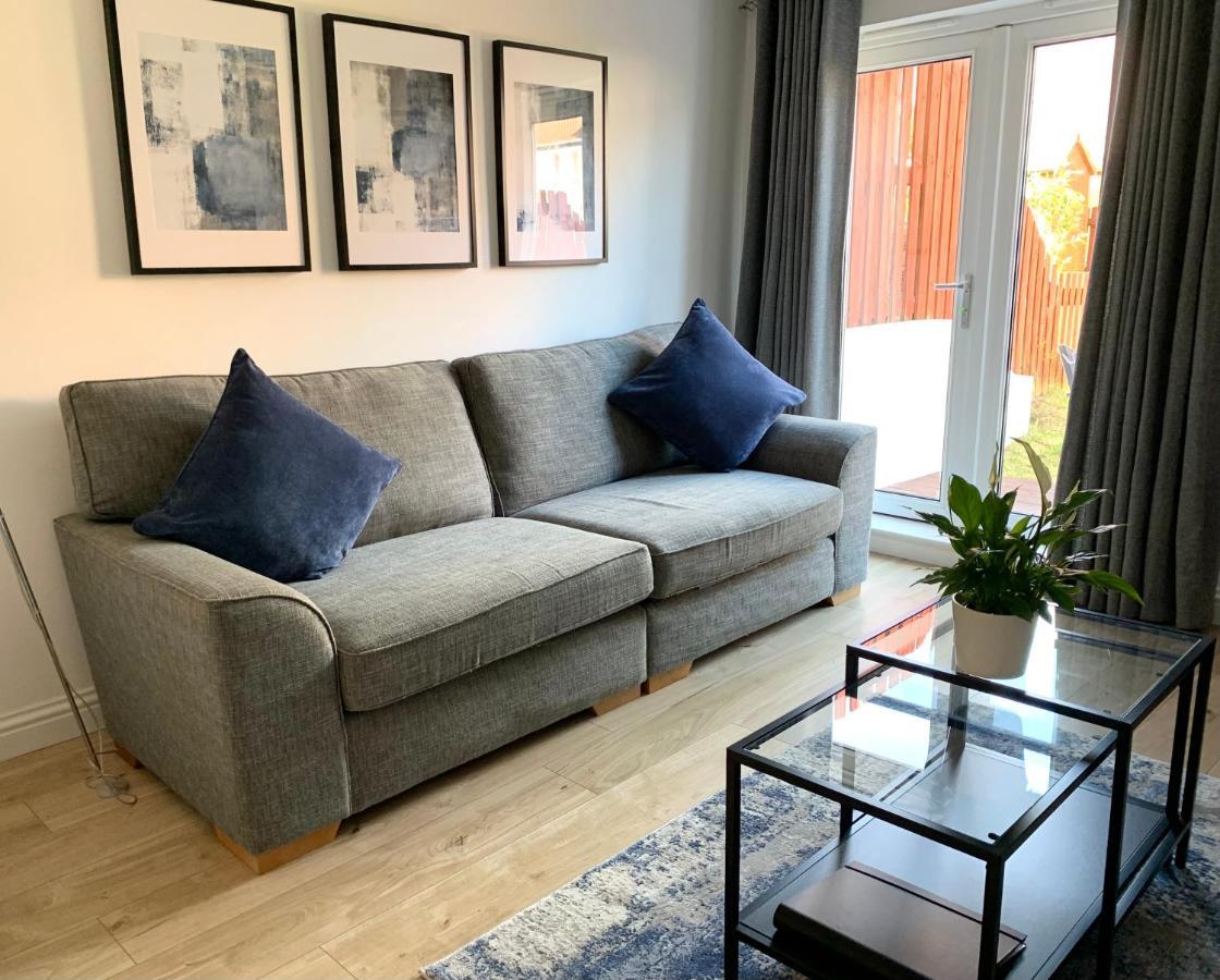 3 Bedroom - 2 Bathroom Townhouse In Corstorphine Near Murrayfield Stadium - Direct Bus To Edinburgh City Centre In 20 Minutes - Two Private Parking Spaces - Private Sunny Garden - Recently Refurbished エクステリア 写真