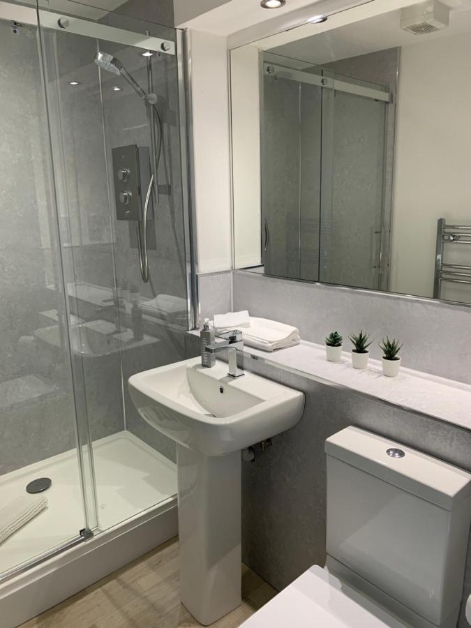 3 Bedroom - 2 Bathroom Townhouse In Corstorphine Near Murrayfield Stadium - Direct Bus To Edinburgh City Centre In 20 Minutes - Two Private Parking Spaces - Private Sunny Garden - Recently Refurbished エクステリア 写真