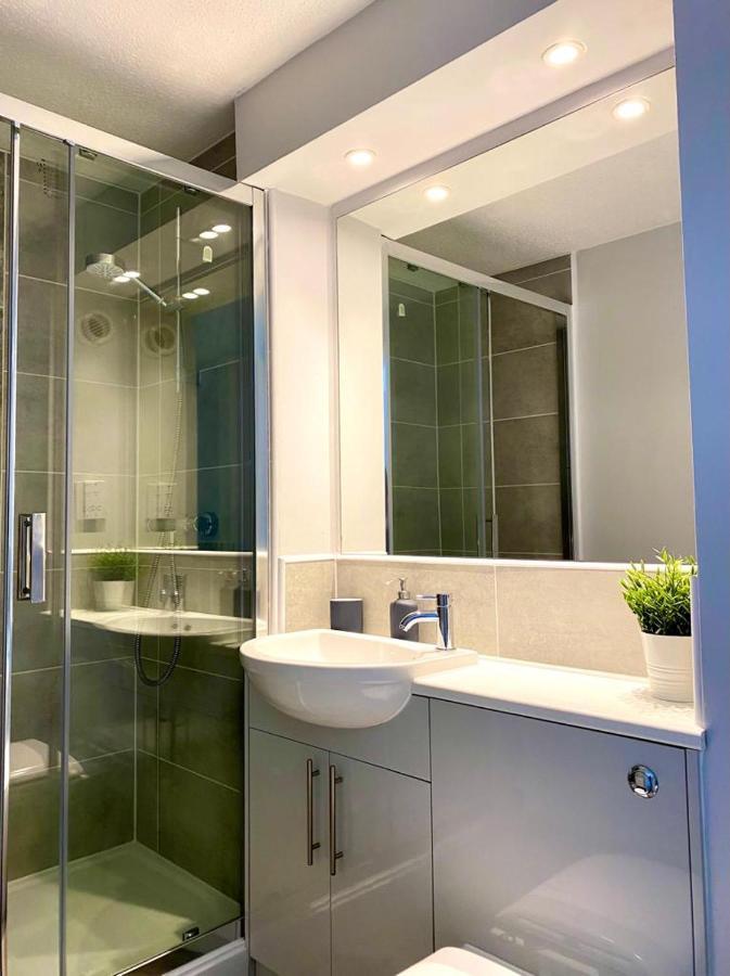 3 Bedroom - 2 Bathroom Townhouse In Corstorphine Near Murrayfield Stadium - Direct Bus To Edinburgh City Centre In 20 Minutes - Two Private Parking Spaces - Private Sunny Garden - Recently Refurbished エクステリア 写真