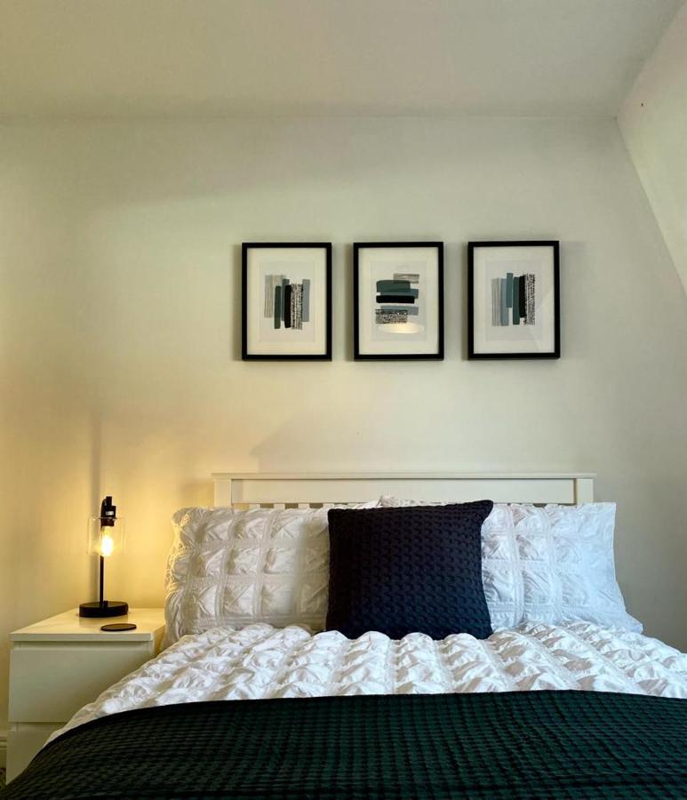 3 Bedroom - 2 Bathroom Townhouse In Corstorphine Near Murrayfield Stadium - Direct Bus To Edinburgh City Centre In 20 Minutes - Two Private Parking Spaces - Private Sunny Garden - Recently Refurbished エクステリア 写真