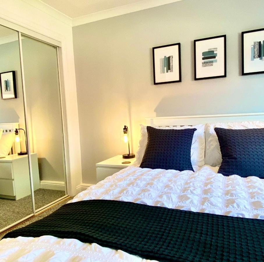 3 Bedroom - 2 Bathroom Townhouse In Corstorphine Near Murrayfield Stadium - Direct Bus To Edinburgh City Centre In 20 Minutes - Two Private Parking Spaces - Private Sunny Garden - Recently Refurbished エクステリア 写真
