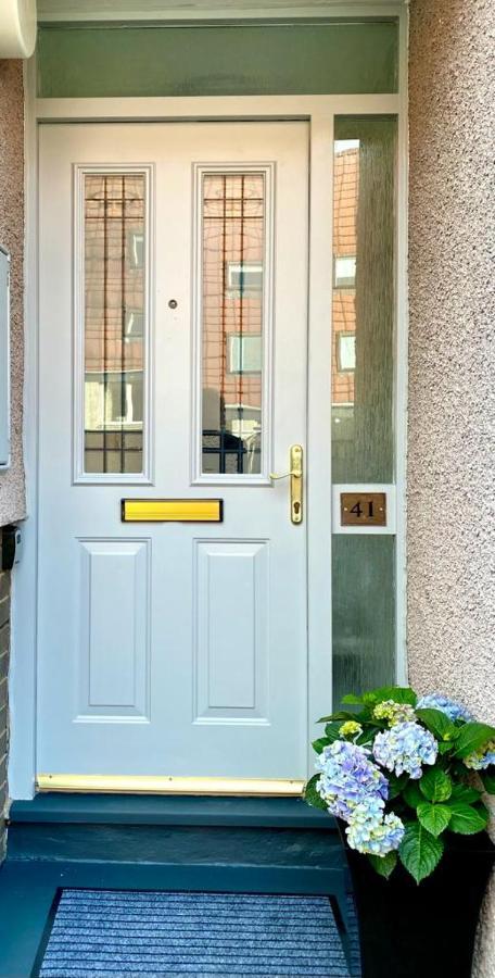 3 Bedroom - 2 Bathroom Townhouse In Corstorphine Near Murrayfield Stadium - Direct Bus To Edinburgh City Centre In 20 Minutes - Two Private Parking Spaces - Private Sunny Garden - Recently Refurbished エクステリア 写真