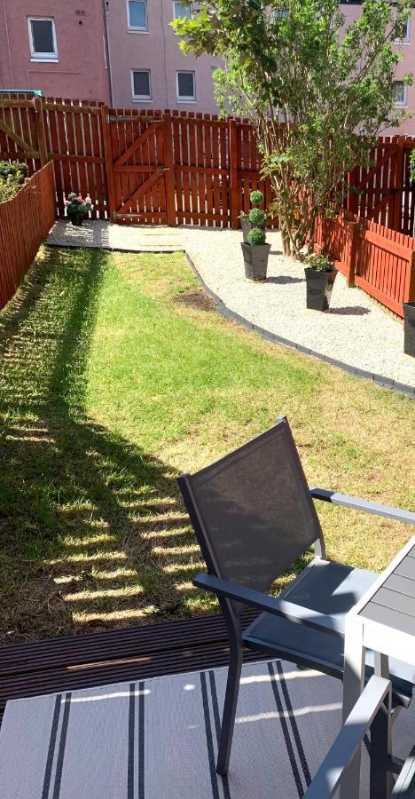 3 Bedroom - 2 Bathroom Townhouse In Corstorphine Near Murrayfield Stadium - Direct Bus To Edinburgh City Centre In 20 Minutes - Two Private Parking Spaces - Private Sunny Garden - Recently Refurbished エクステリア 写真
