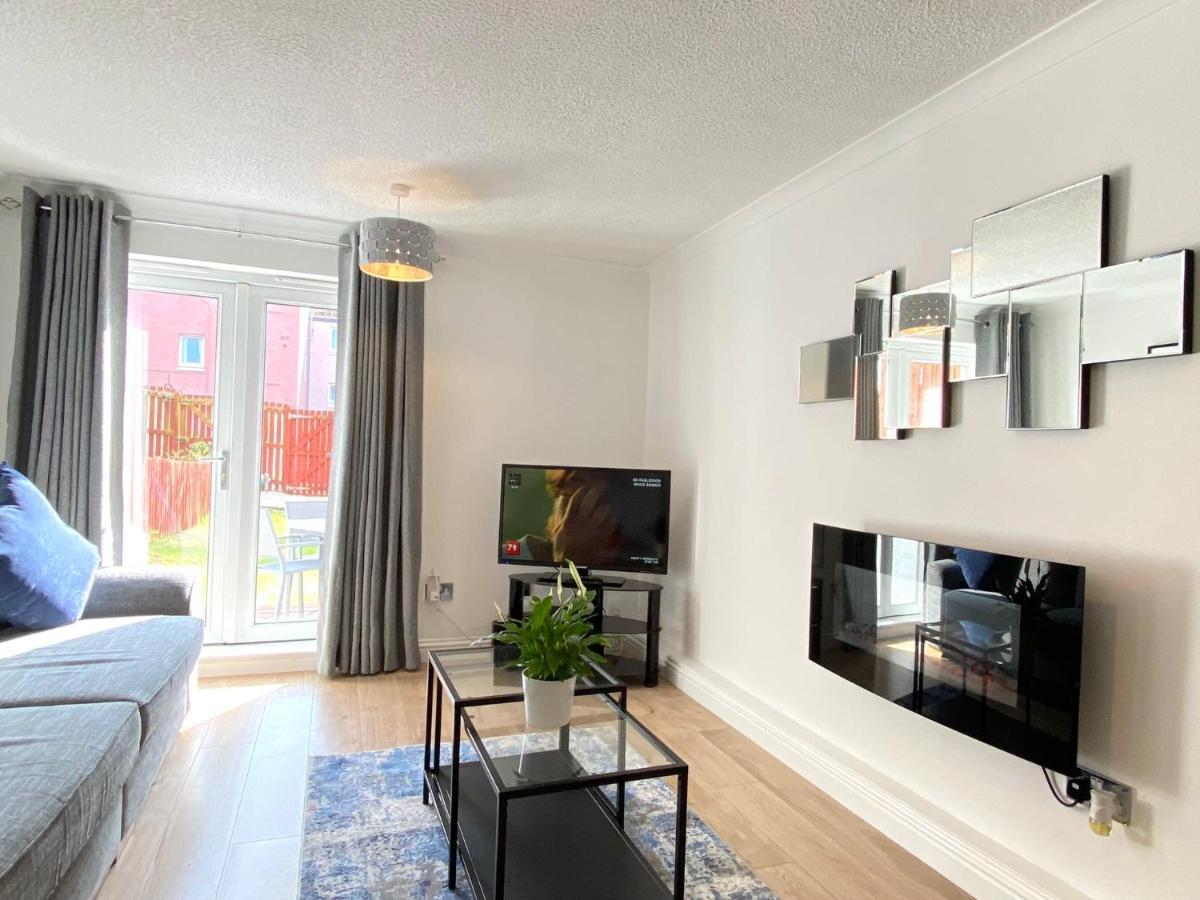 3 Bedroom - 2 Bathroom Townhouse In Corstorphine Near Murrayfield Stadium - Direct Bus To Edinburgh City Centre In 20 Minutes - Two Private Parking Spaces - Private Sunny Garden - Recently Refurbished エクステリア 写真