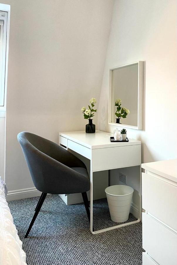 3 Bedroom - 2 Bathroom Townhouse In Corstorphine Near Murrayfield Stadium - Direct Bus To Edinburgh City Centre In 20 Minutes - Two Private Parking Spaces - Private Sunny Garden - Recently Refurbished エクステリア 写真