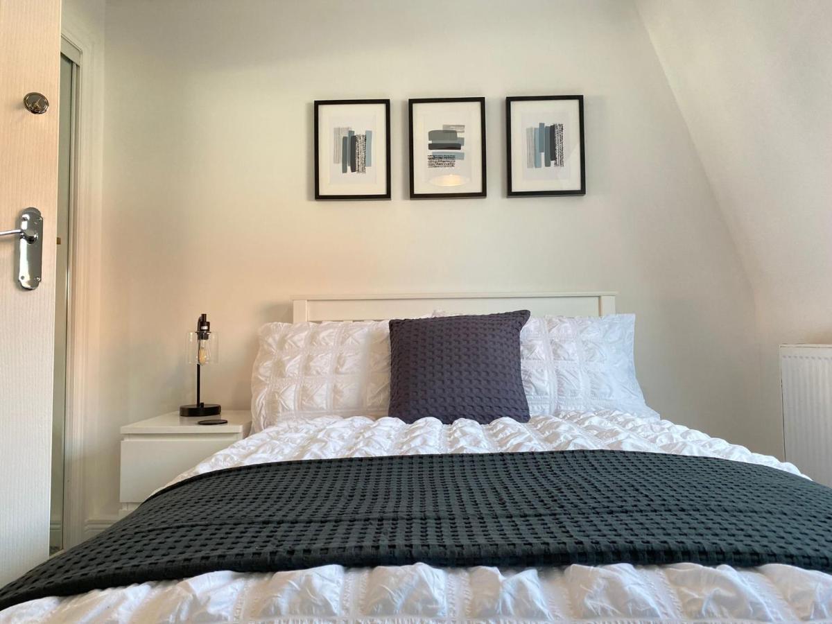 3 Bedroom - 2 Bathroom Townhouse In Corstorphine Near Murrayfield Stadium - Direct Bus To Edinburgh City Centre In 20 Minutes - Two Private Parking Spaces - Private Sunny Garden - Recently Refurbished エクステリア 写真