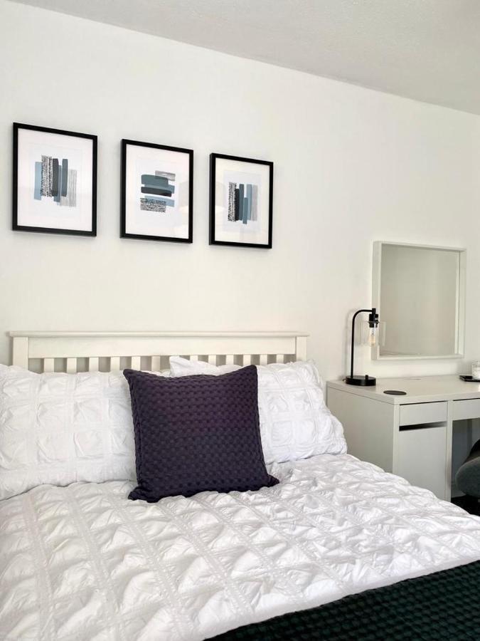 3 Bedroom - 2 Bathroom Townhouse In Corstorphine Near Murrayfield Stadium - Direct Bus To Edinburgh City Centre In 20 Minutes - Two Private Parking Spaces - Private Sunny Garden - Recently Refurbished エクステリア 写真