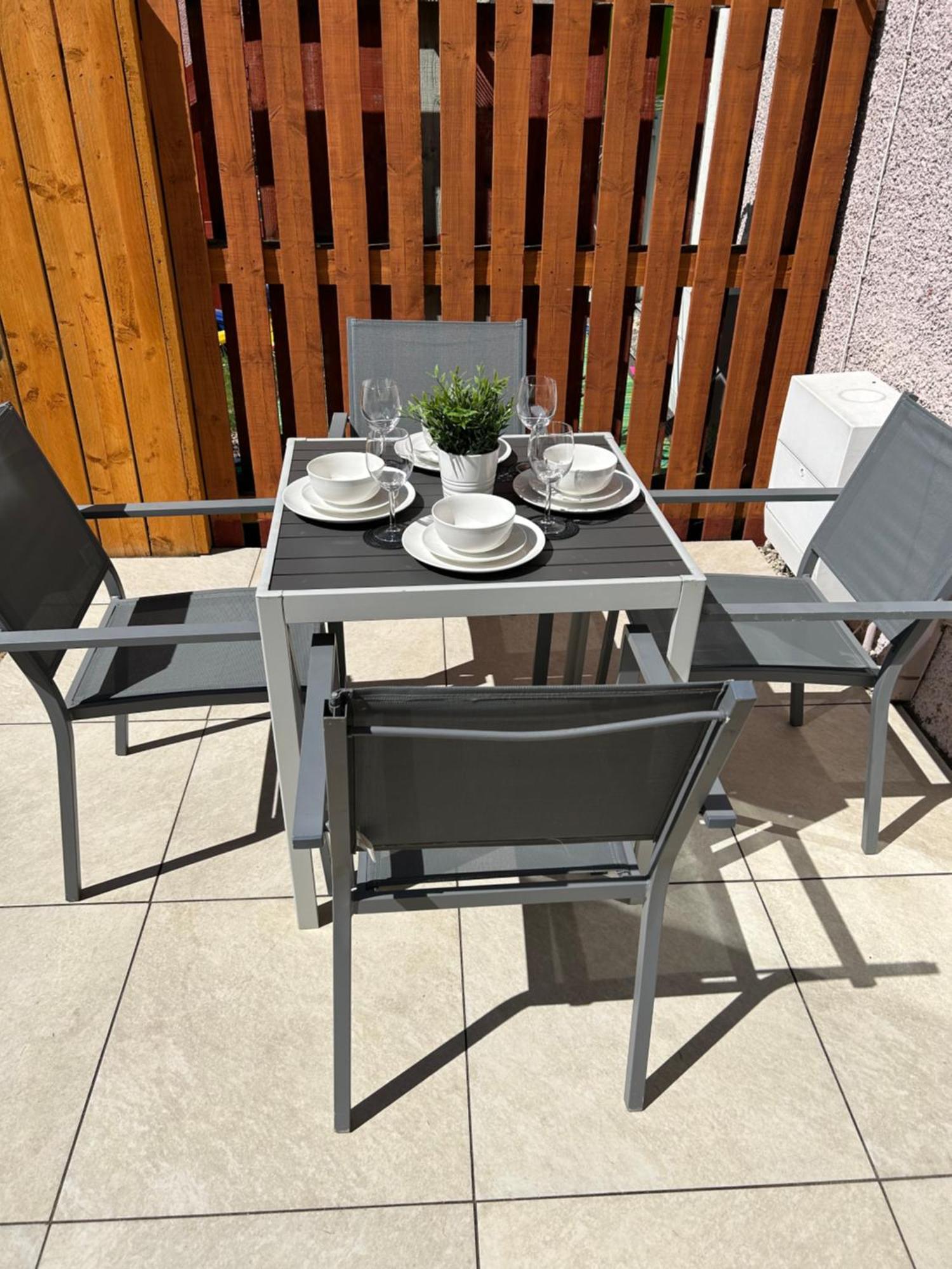 3 Bedroom - 2 Bathroom Townhouse In Corstorphine Near Murrayfield Stadium - Direct Bus To Edinburgh City Centre In 20 Minutes - Two Private Parking Spaces - Private Sunny Garden - Recently Refurbished エクステリア 写真