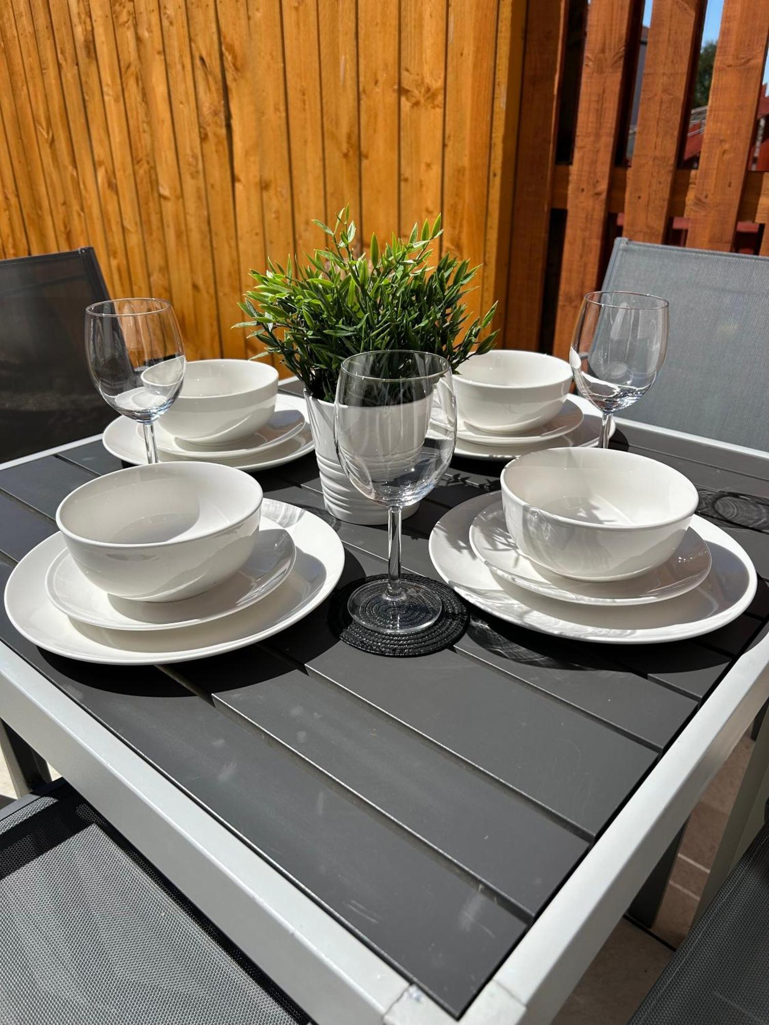 3 Bedroom - 2 Bathroom Townhouse In Corstorphine Near Murrayfield Stadium - Direct Bus To Edinburgh City Centre In 20 Minutes - Two Private Parking Spaces - Private Sunny Garden - Recently Refurbished エクステリア 写真