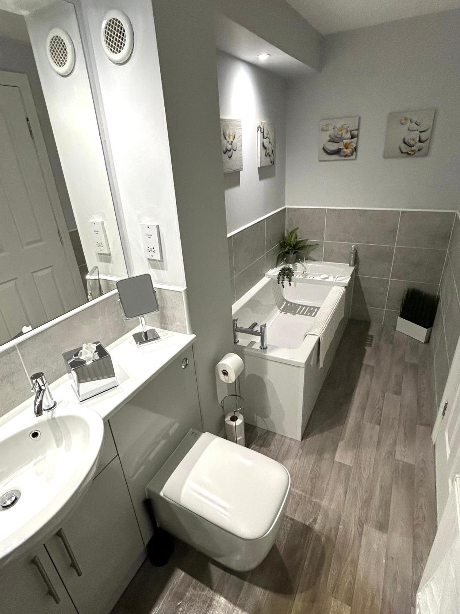 3 Bedroom - 2 Bathroom Townhouse In Corstorphine Near Murrayfield Stadium - Direct Bus To Edinburgh City Centre In 20 Minutes - Two Private Parking Spaces - Private Sunny Garden - Recently Refurbished エクステリア 写真