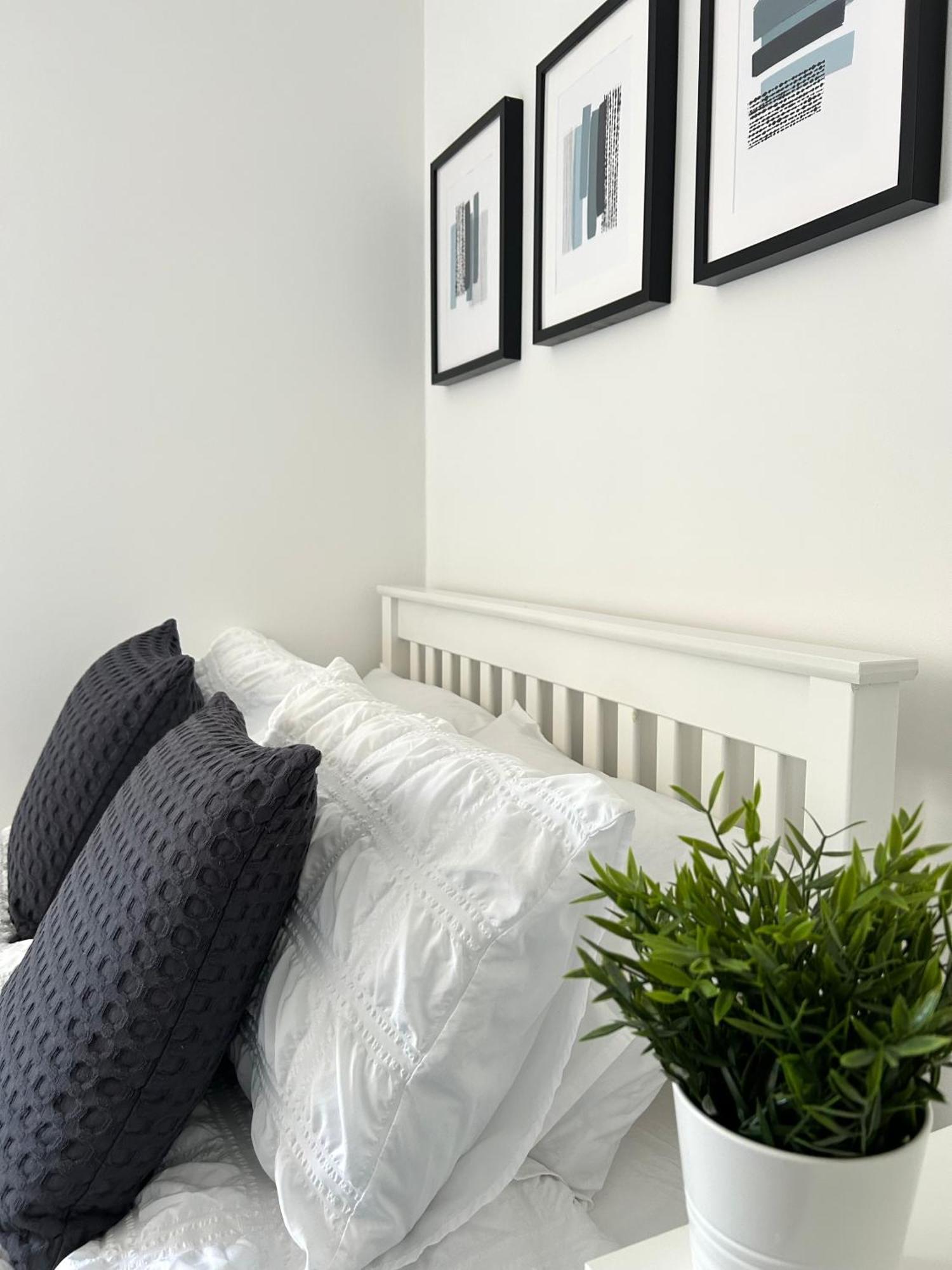 3 Bedroom - 2 Bathroom Townhouse In Corstorphine Near Murrayfield Stadium - Direct Bus To Edinburgh City Centre In 20 Minutes - Two Private Parking Spaces - Private Sunny Garden - Recently Refurbished エクステリア 写真